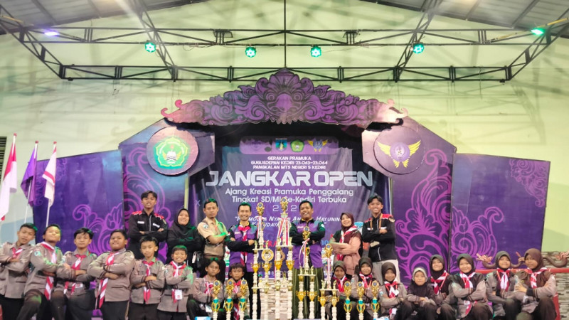 Tim Pramuka Madrasah Ibtidaiyah Negeri 1 Bojonegoro Juara Umum Pramuka Jangkar Open 2023