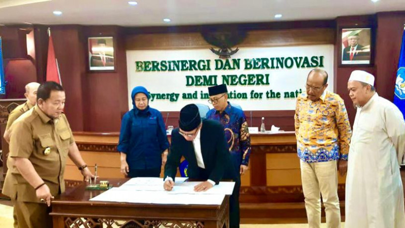 Wakil Rektor I UIN RIL saat menandatangani PKS KKN Siger Berjaya disaksikan oleh Gubernur Lampung dan pimpinan perguruan tinggi.