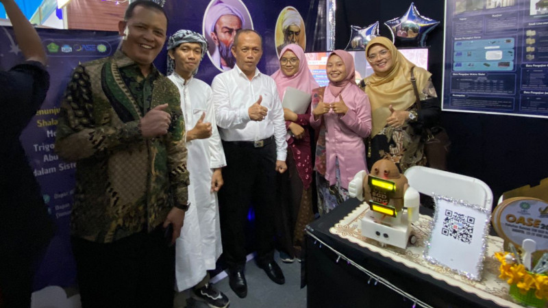 Jajaran Pimpinan UIN Bandung melakukan foto bersama dengan Robot Humanoid JUWARA di stand expo OASE