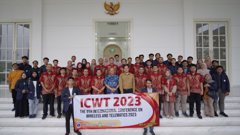 Rektor, dosen dan mahasiswa melakukan foto bersama saat pelepasan The International Conference on Wireless and Telematics (ICWT) 2023  yang akan dilak