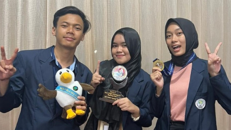 Tiga Mahasiswa Fakultas Ekonomi dan Bisnis Islam (FEBI) UIN Sunan Gunung Djati Bandung melakukan selebrasi setelah dinyatakan juara I dalam perlombaan