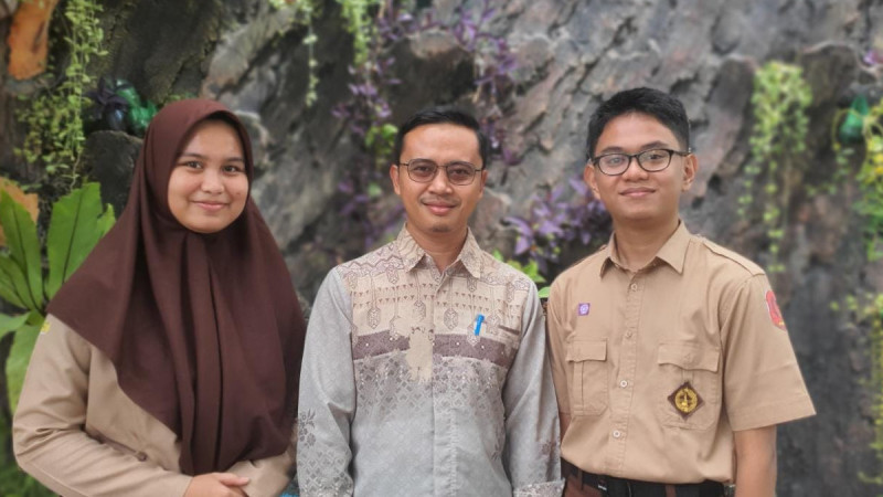 Tim riset MAN 1 Banda Aceh yang terdiri dari peneliti muda Nabila Syifa dan Rasya Al Hawari bersama guru pembimbing Amru Sujud menjadi satu-satunya ya