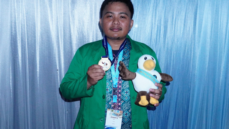 Deni Candra, Mahasiswa Prodi Matematika UIN Alauddin Makassar Raih Medali Emas di OASE PTKI II