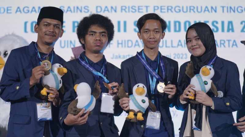 4 Mahasiswa UIN Sunan Gunung Djati Bandung yang meraih Juara I (berpeci kategori dai putra) pada OASE PTKI II 2023
