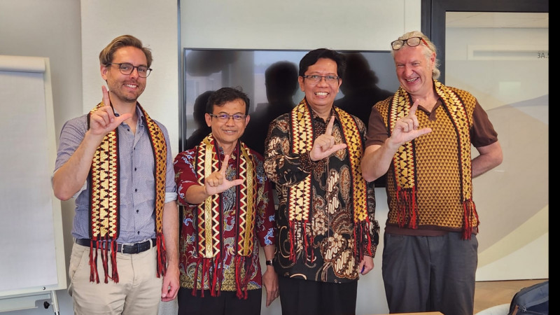 Rektor UIN RIL Prof Wan dan Ketua International Office Dr Bambang Budi W berpose bersama dengan Prof Dr Bart A Barendregt dan Dr David Kloos.