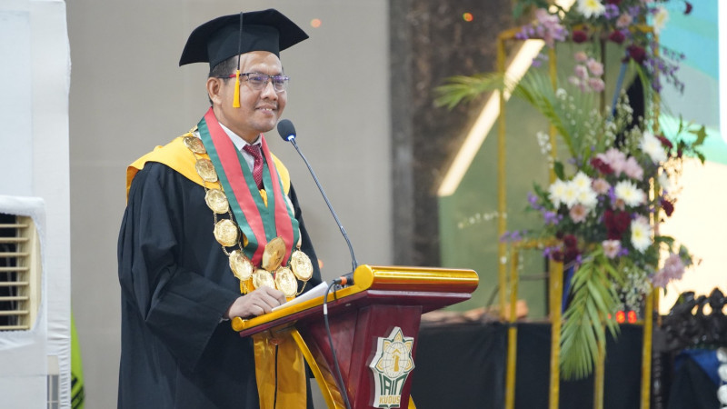 Rektor IAIN Kudus menyampaikan laporan perkembangan kampus pada acara wisuda