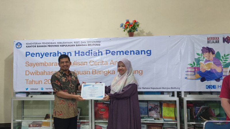 Vega Galanteri saat menerima hadiah Sayembara Menulis Cerita Anak Kantor Bahasa Bangka Belitung.
