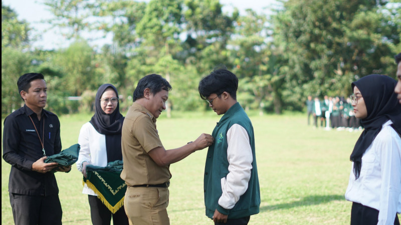 Asisten II Lampung, Ir Kusnardi MAgr Ec saat menyematkan jaket sebagai tanda pelepasan mahasiswa KKN UIN RIL 2023