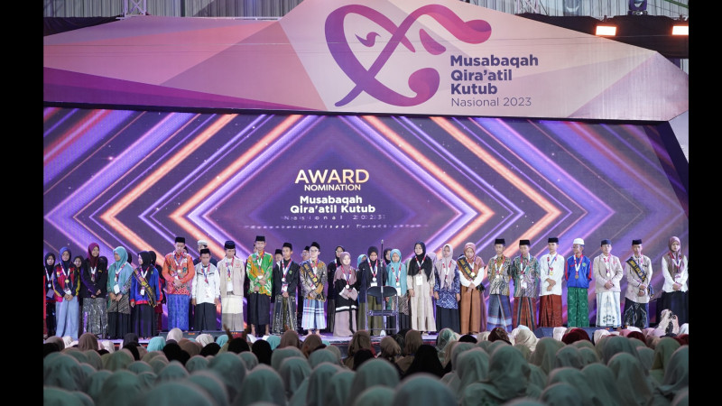 Pemenang MQKN 2023 Marhalah Ula saat menerima penghargaan