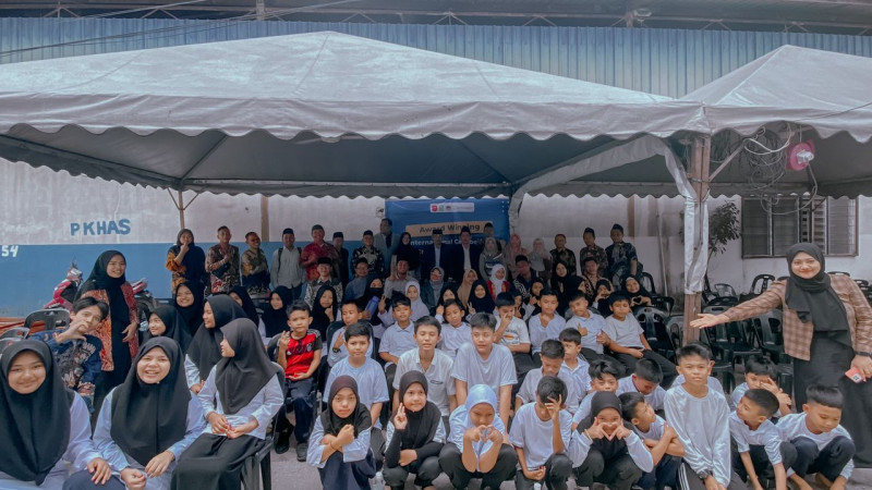 Para mahasiswa didampingi dosen IAIN Kediri berpose bersama para peserta didik pada kegiatan pengabdian masyarakat internasional di Selangor, Malaysia
