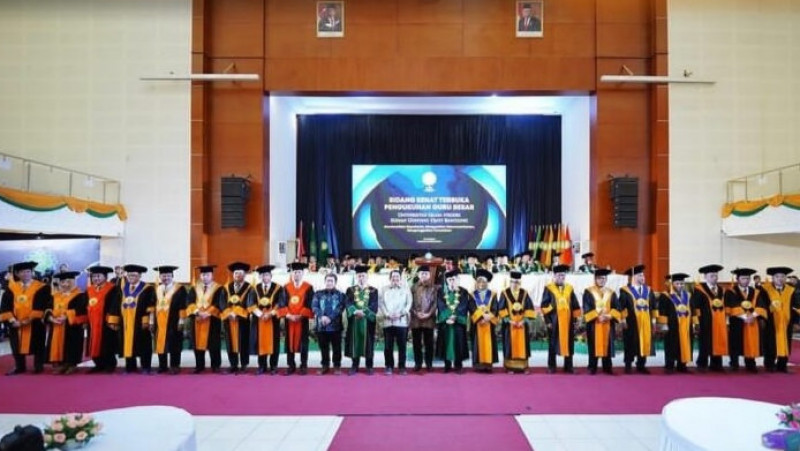 Dirjen Pendis, Direktur PTKI, Kepala Balitbang, Ketua Senat, Rektor melakukan foto bersama dengan guru besar saat menerima piagam penghargaan MURI
