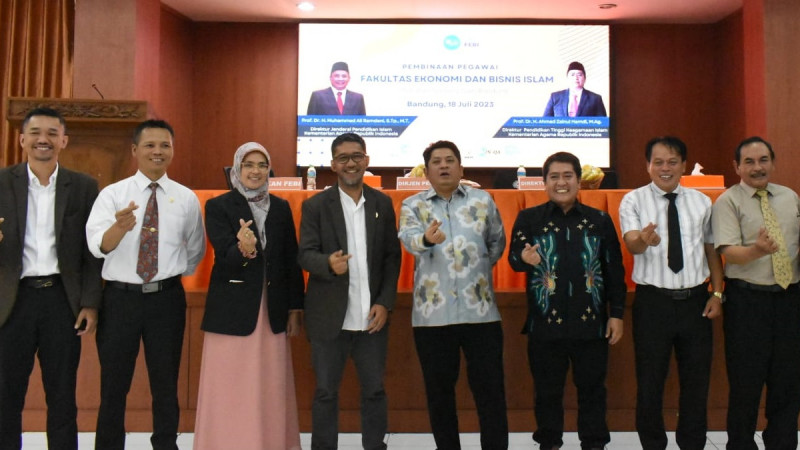 Dirjen Pendis, Direktur PTKI melakukan foto bersama dengan jajaran pimpinan UIN Bandung