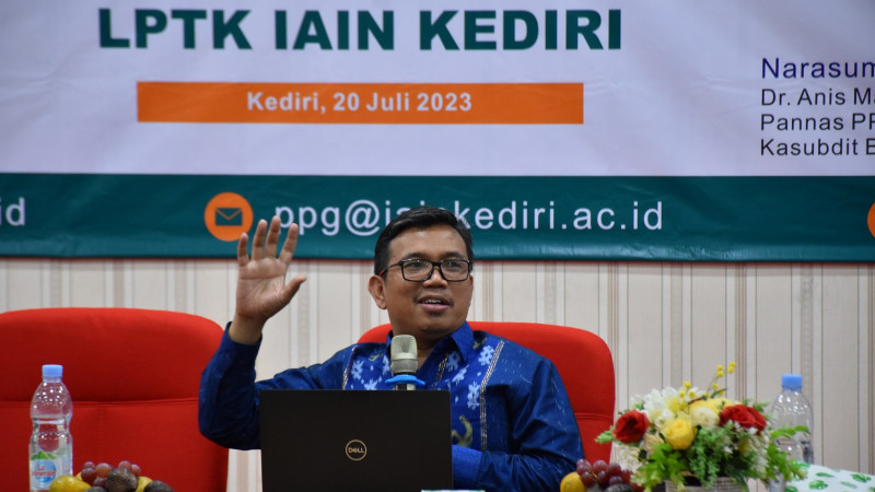 Anis Masykur saat menyampaikan paparannya terkait Kurikulum Merdeka pada Refreshment Guru Pamong PPG IAIN Kediri, Kamis (20/07/2023).