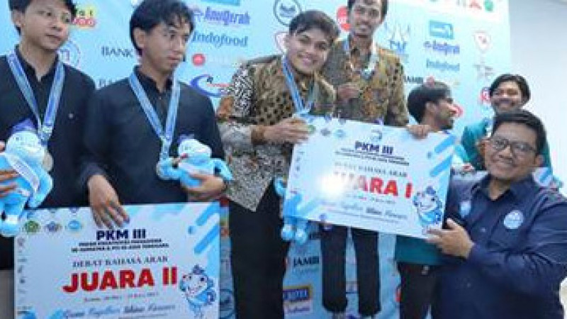 Mahasiswa Prodi Bahasa dan Sastra Arab (BSA) Fakultas Adab dan Humaniora UIN Ar-Raniry Banda Aceh, Ade Hafizh dan Muhammad Ali Hisbullah berhasil mera