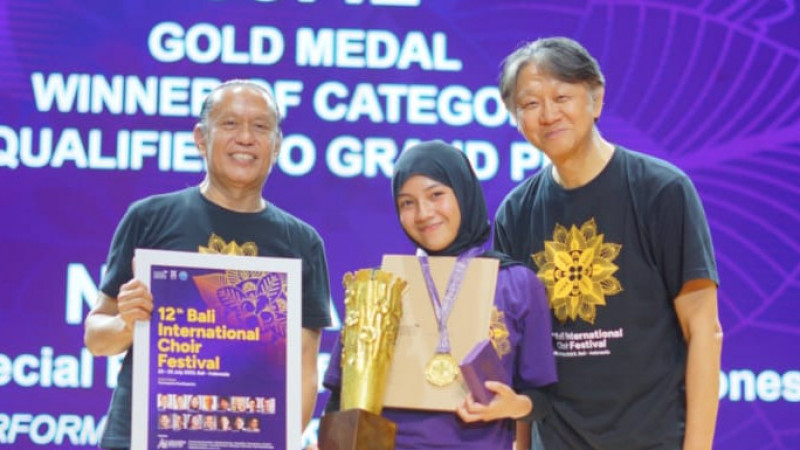 Najwa Rise, siswi MAN 1 Yogyakarta, berhasil meraih medali emas sebagai juara 1 kategori penyanyi solo remaja terbaik dari 20 peserta tingkat internas