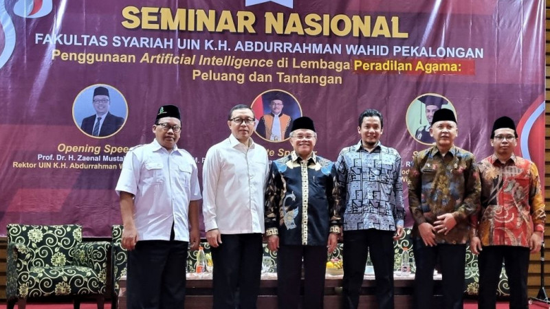 Rektor UIN Gus Dur Pekalongan, Prof. Dr. H. Zaenal Mustakim, M.Ag. (no 2 dari kiri) selepas membuka acara seminar nasional di Fakultas Syariah