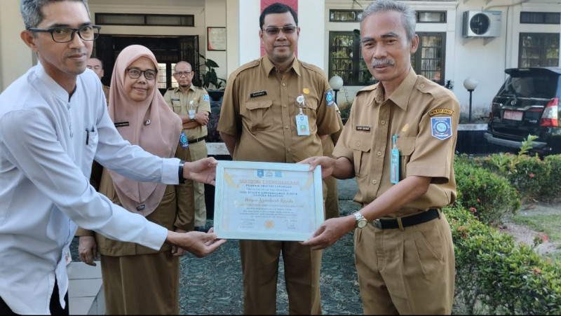 Dosen FDKI Musa Berikan Plakat ke Asyraf Suryadin Kepala DP3ACSKB Provinsi Kepulauan Bangka Belitung