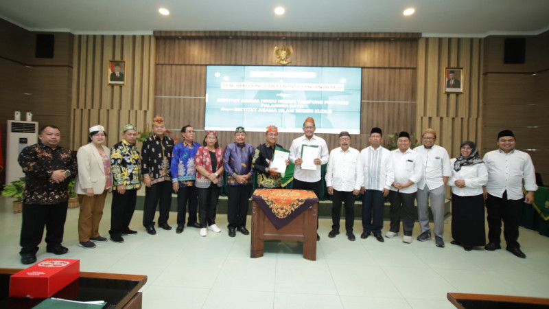 Rektor IAIN Kudus dan Rektor Tampung Penyang Palangkaraya menunjukan bukti penandatanganan MoU