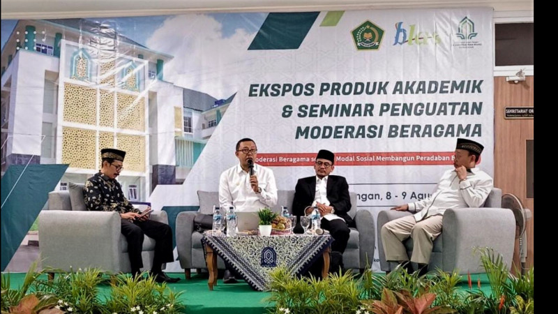 Prof. Zaenal, Rektor UIN K.H. Abdurrahman Wahid Pekalongan (nomor 2 dari kiri) saat menyampaikan materi moderasi beragama