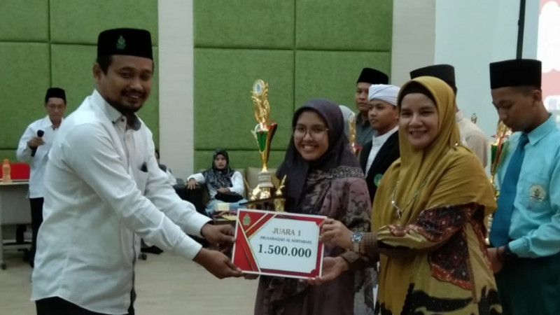 Siswi MAN 1 Darussalam Ciamis Nazla Kayla Harahap saat menerima hadiah Juara 1 lomba Pidato Bahasa Arab