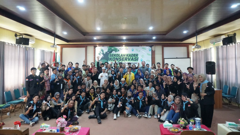 Wakil Dekan III FEBI, Ketua TPKBBL bersama para peserta Sekolah Kader Konservasi 2023, Kamis (10/08/2023).