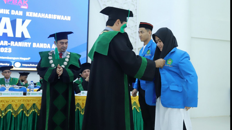 Pembukaan kegiatan PBAK mahasiswa baru UIN Ar-Raniry Banda Aceh ditandai dengan pemakaian jas almamater oleh Rektor didampingi Ketua Senat dan Wakil R