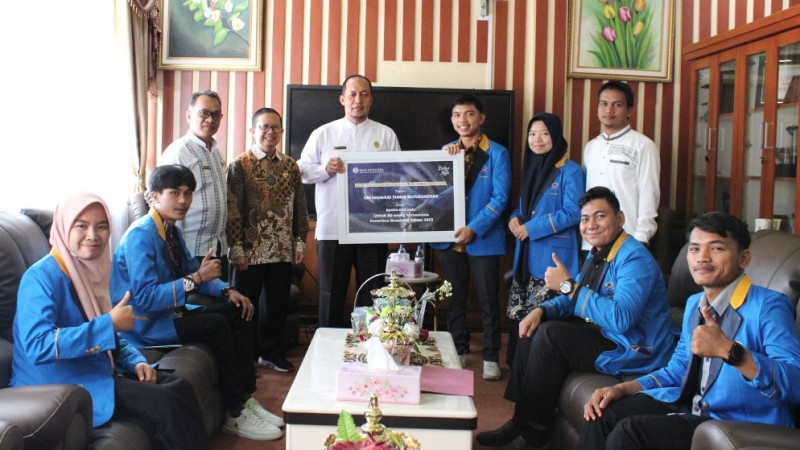 Foto Peyerahan Secara Simbolis Bantuan Dari BI Oleh Rektor UIN Mahmud Yunus Batusangkar