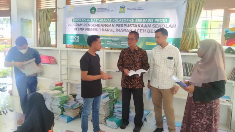 Sekretaris Dinas Pendidikan dan Kebudayaan Aceh Besar Fahrurrazi dan Kepala SMP Negeri 1 Darul Imarah, Affilinda SPd MPd turut hadir dan memantau pela