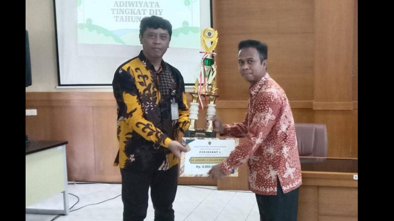 Kepala MAN 3 Kulon Progo H. Syaefulani, S.Ag., M.Pd. saat menerima piala dan penghargaan, Jum'at (25/8/2023)