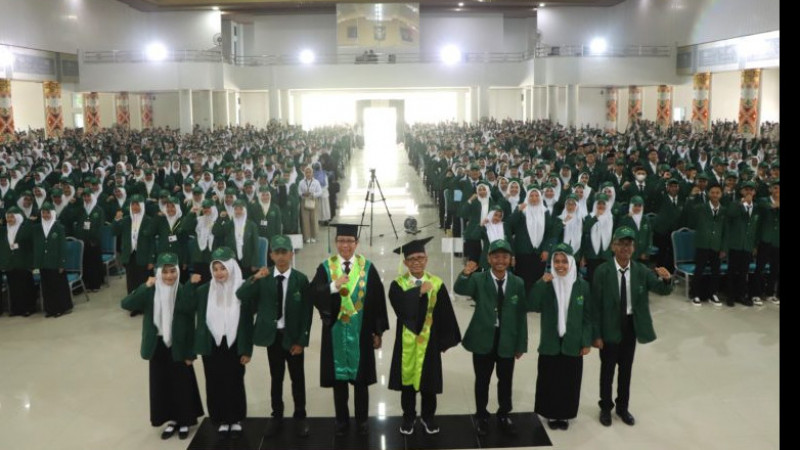 Rektor dan Ketua Senat UIN Raden Intan Lampung berpose bersama dengan para mahasiswa baru usai penyematan jaket almamater