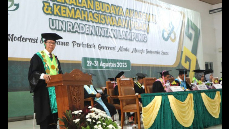 Rektor UIN Raden Intan Lampung Prof Wan Jamaluddin saat berikan arahan kepada mahasiswa baru, Selasa (29/08/2023).
