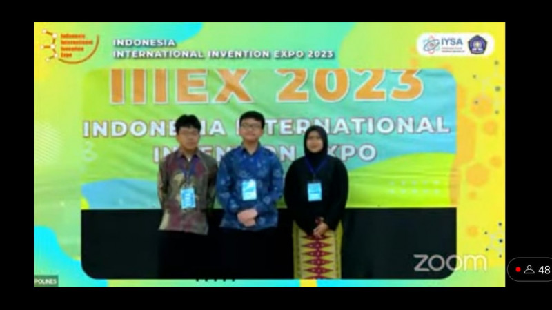 Ketiga siswa MAN 4 Jakarta yang meraih medali emas dalam lomba riset internasional