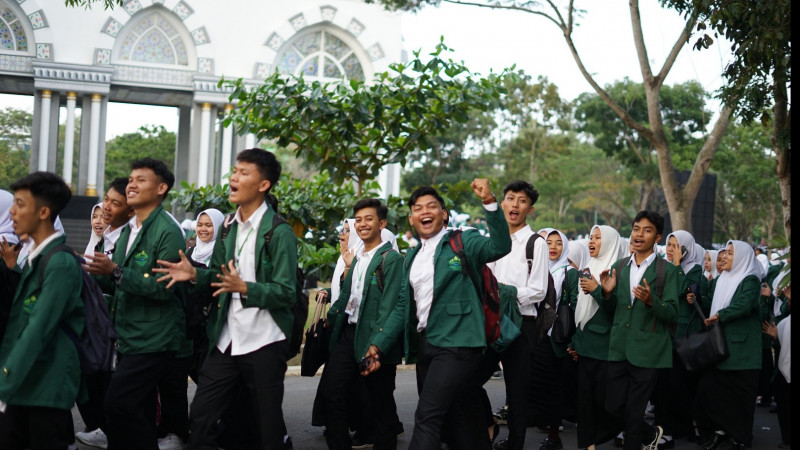 Para mahasiswa baru UIN RIL bersorak sorai menuju lokasi PBAK tingkat fakultas, Rabu (30/08/2023)
