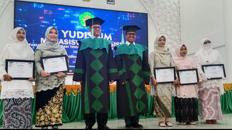 Dekan Muhammad Dirhamsyah foto bersama lulusan terbaik FST UIN Ar-Raniry