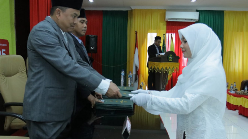 Dekan FAH Syarifuddin menyerahkan SKL kepada lulusan pada yudisium Gelombang III TA 2022/2023