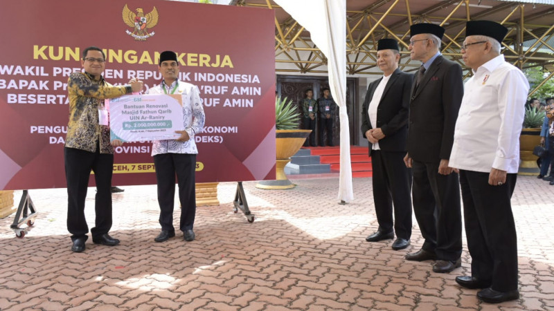 Penyerahan bantuan tersebut dilakukan di Anjong Mon Mata Banda Aceh dan disaksikan secara langsung oleh Wakil Presiden Republik Indonesia, Bpk Ma&