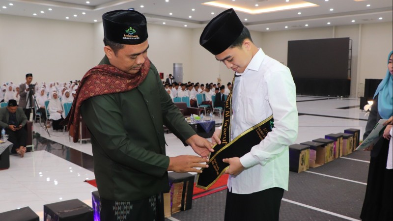 Penyematan mahasantri baru Ma’had Al-Jami’ah UIN Raden Intan Lampung oleh Mudir