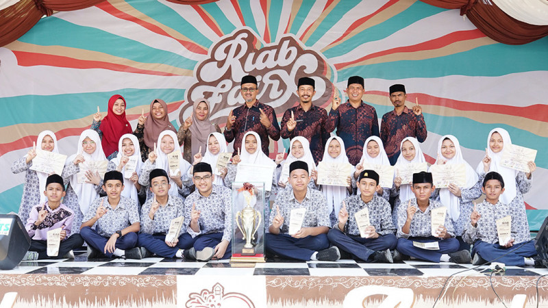 Kepala MTsN 1 Banda Aceh Junaidi Ibas didampingi para wakil kepala dan official foto bersama pelajar foto bersama usai menerima piala umum Riab Fair k
