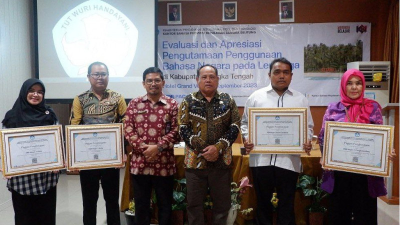 Penyerahan apresiasi kepada lembaga yang mengutamakan penggunaan bahasa Indonesia di ruang publik.