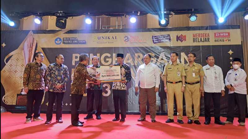 Kepala MAN 1 Grobogan, Suprapto menerima penghargaan Prasidatama di Hotel Nirwana Kota Pekalongan, Senin (25/9/2023)