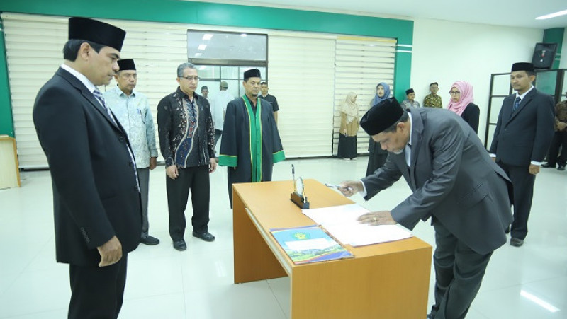 Rektor UIN Ar-Raniry Banda Aceh, Prof Dr Mujiburrahman MAg melantik Drs. Khatib A. Latief, M.LIS sebagai Koordinator Pusat Career Development Center (