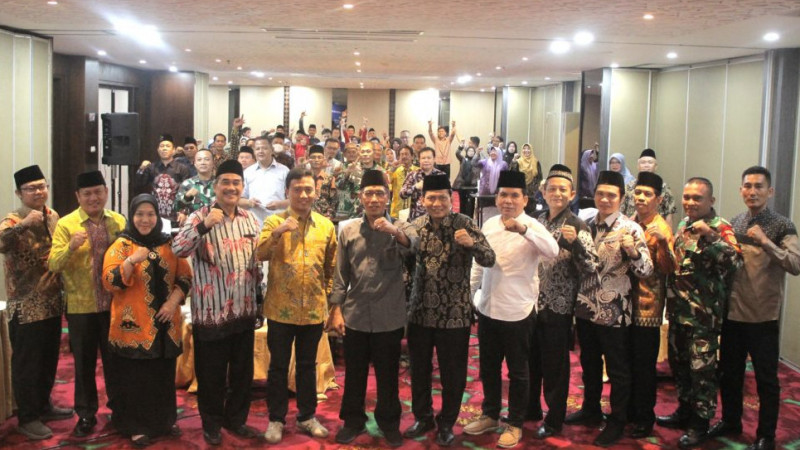 Jajaran pimpinan beserta peserta dari unsur sivitas akademika UIN RIL dengan TNI Polri.