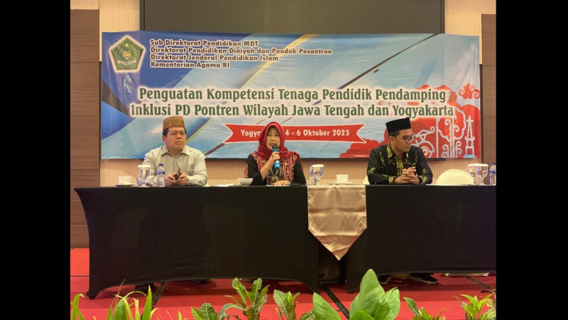 Kepala Subdirektorat PDMT, Siti Sakdiyah  saat menutup kegiatan Penguatan Kompetensi Tenaga Pendidik Pendamping Inklusi PD Pontren