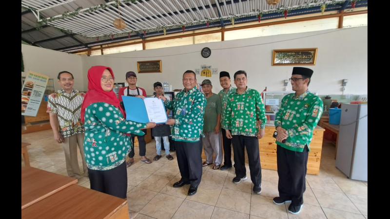 Penyerahan Sertifikat Halal dari P3H kepada MAN 4 Jakarta