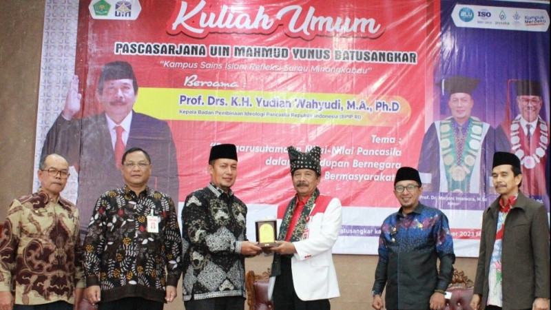 Rektor UIN Mahmud Yunus Batusnagkar Berikan Cendra Mata Kepada Kepala BPIP RI