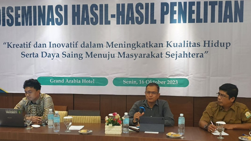 Dosen Prodi Sejarah dan Kebudayaan Islam UIN Ar-Raniry Sanusi Ismail (Tengah)