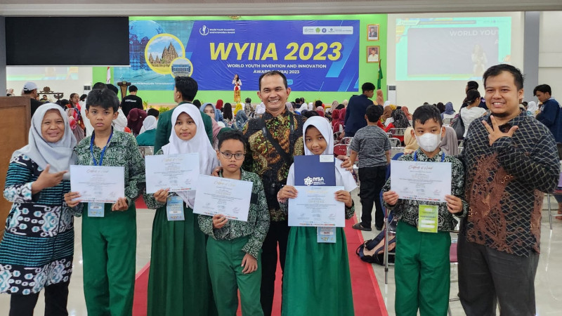 Siswa MIN 16 Jakarta yang berhasil meraih 3 Medali Emas pada Ajang World Youth Invention and Innavation Award