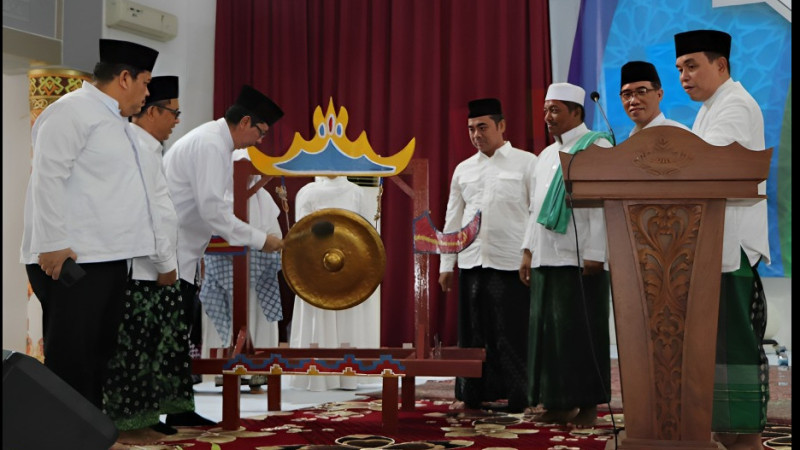 Rektor UIN RIL saat menabuhkan gong membuka Expo Kemandirian dan Festival Kebudayaan Pesantren, Rabu (18/10)