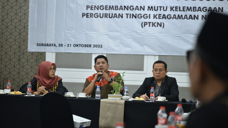 Dirjen Pendis Muhammad Ali Ramdhani memberi arahan dalam FGD Pengembangan Mutul Kelembagaan PTKN di Surabaya.