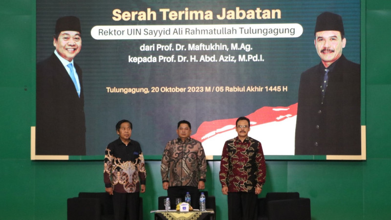Prof. Dr. H. Muhammad Ali Ramdhani diapit Prof. Maftukhin dan Prof. Abd. Aziz
